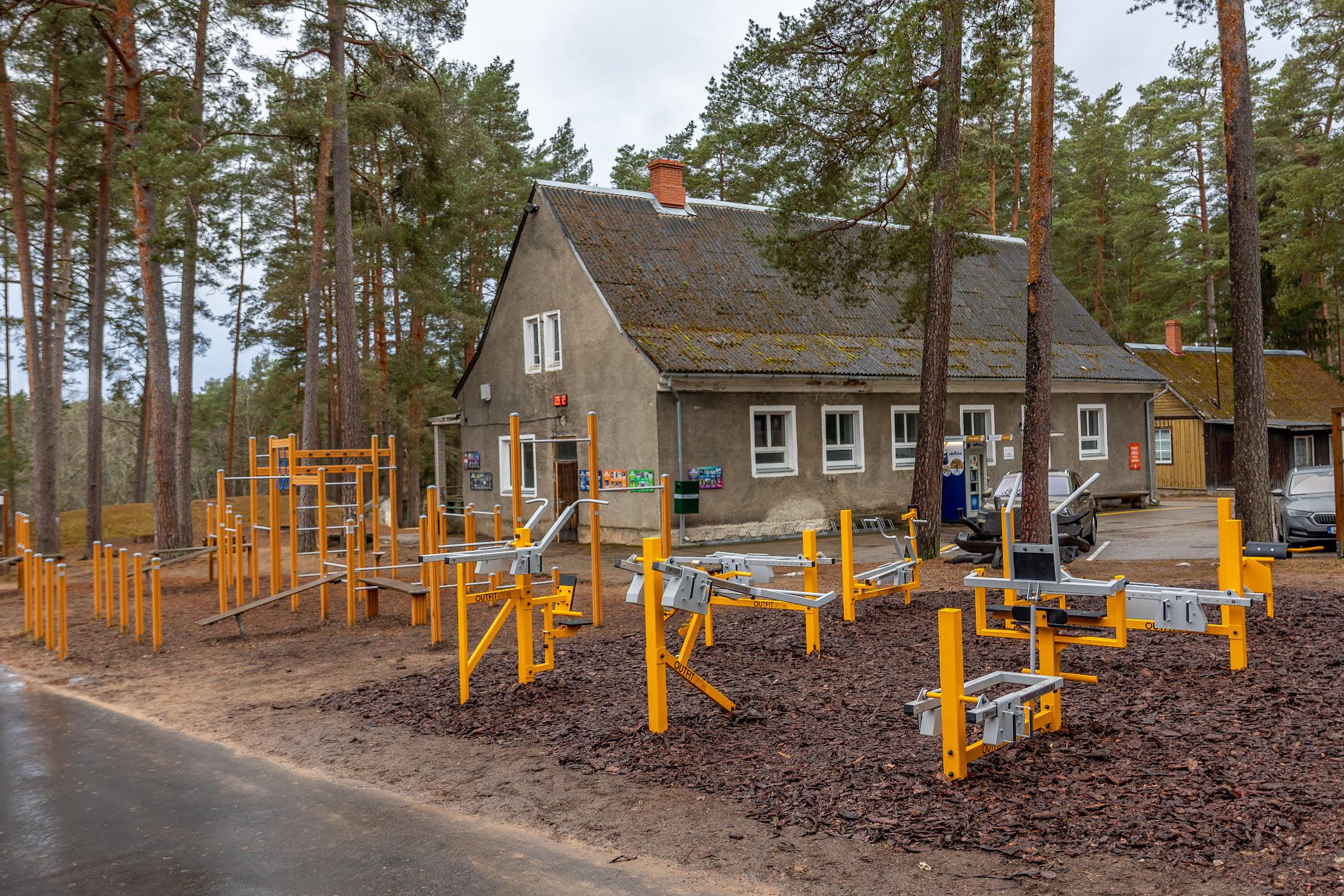 Välijõusaali kuue seadme asemel on nüüd Kubja spordibaasi kõrval kaheksa. Funktsionaalse linnaku seadmete maksumuseks on 42 000 eurot (käibemaksuta). FOTOD: Aigar Nagel